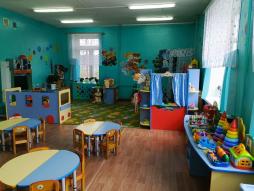 Групповая комната, для детей раннего возраста,  оснащена необходимым оборудованием, пособиями и атрибутами для организации различных видов деятельности детей в соответствии с основной образовательной программой МБДОУ детский сад "Ручеек" №3 р.п.Варнавино возрастными особенностями детей.