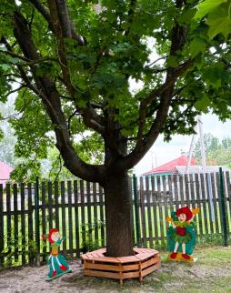 ЛАВОЧКА ПОД КЛЕНОМ